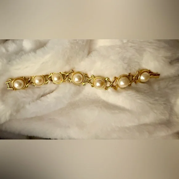 Vintage Golden and  Faux Pearl Women's Bracelet made by Weingeroff - Picture 2 of 11